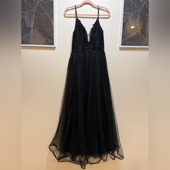 Lace sequin black gown - Picture 5 of 8